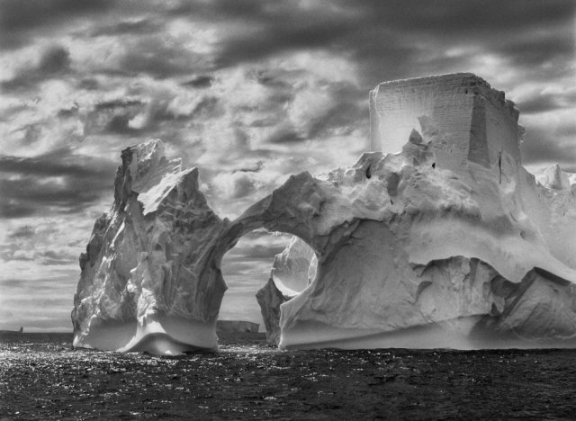 Iceberg entre a Illa Paulet e as Illas Shetland do Sur, no Mar de Weddell. A nivel do mar, os niveis de flotación anteriores son claramente visibles no xeo que foi puído polo movemento constante do océano. No alto, unha forma semellante a unha torre de castelo foi tallada pola erosión eólica e as pezas encostadas de xeo. Península Antártica. Xaneiro e febreiro de 2005.